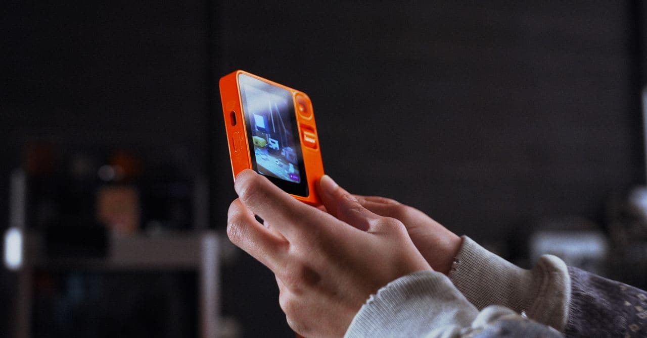 Rabbit R1 Pivots: The New AI Agent App vs. Dedicated Hardware